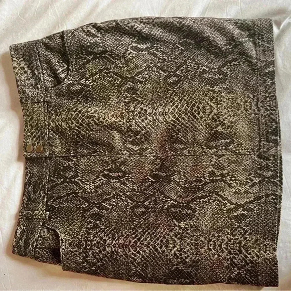 Chaps Snakeskin Print Denim Mini Skirt - Size 10 - Picture 5 of 7